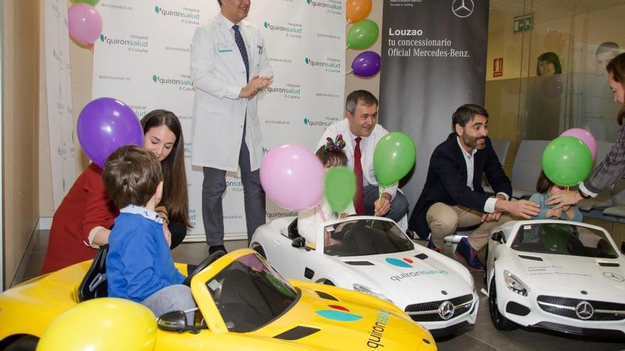 Entrega de los coches eléctricos para transporte de los más pequeños.