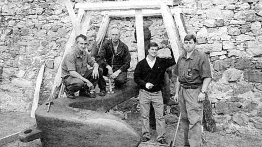 Fotografía tomada en el verano de 1998, durante la construcción del monumento. Sobre el ancla tumbada posan los dos entibadores del pozo María Luisa. A su lado, Armando Velasco, promotor de los encuentros, y a la derecha de la foto, el empleado municipal que prestó su ayuda.