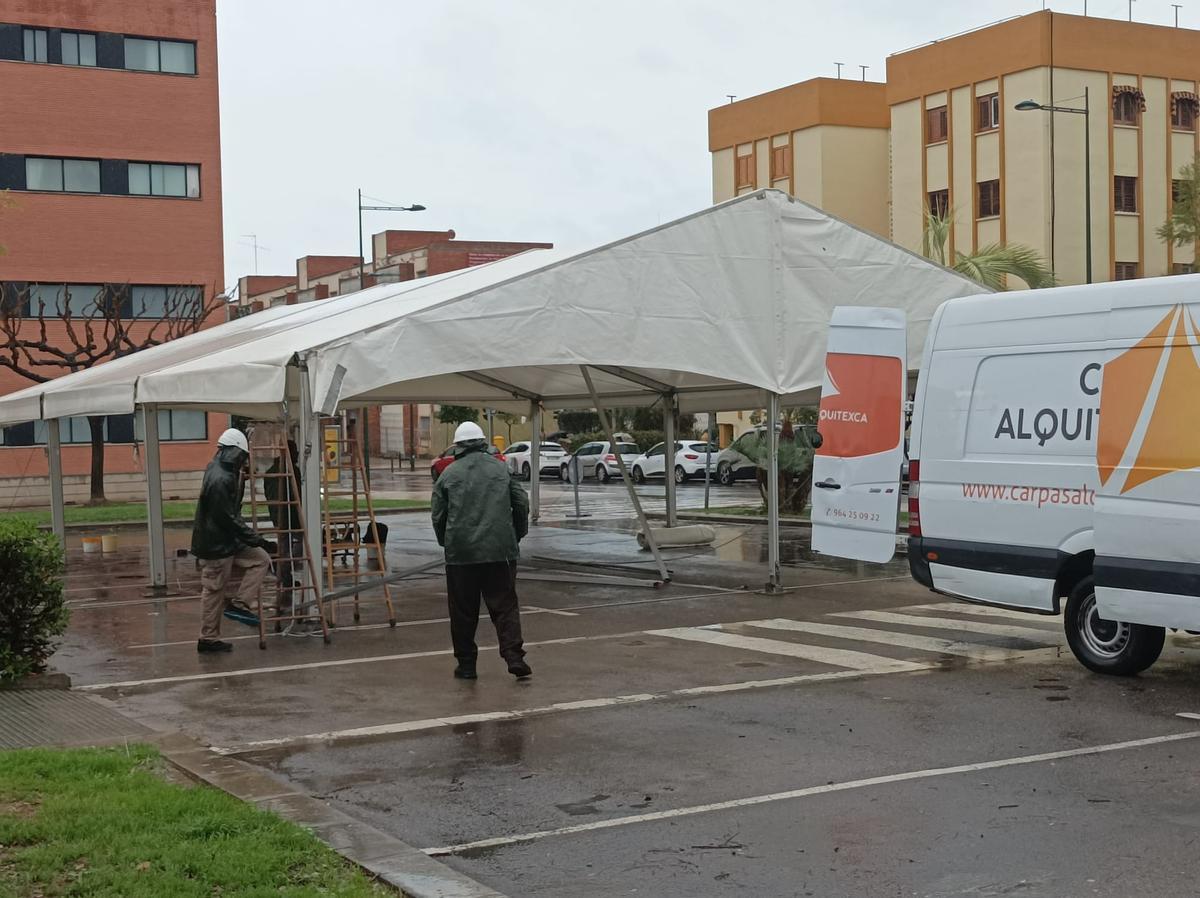 Los operarios trabajan bajo la lluvia en la plaza Herrero Tejedor de Castelló.