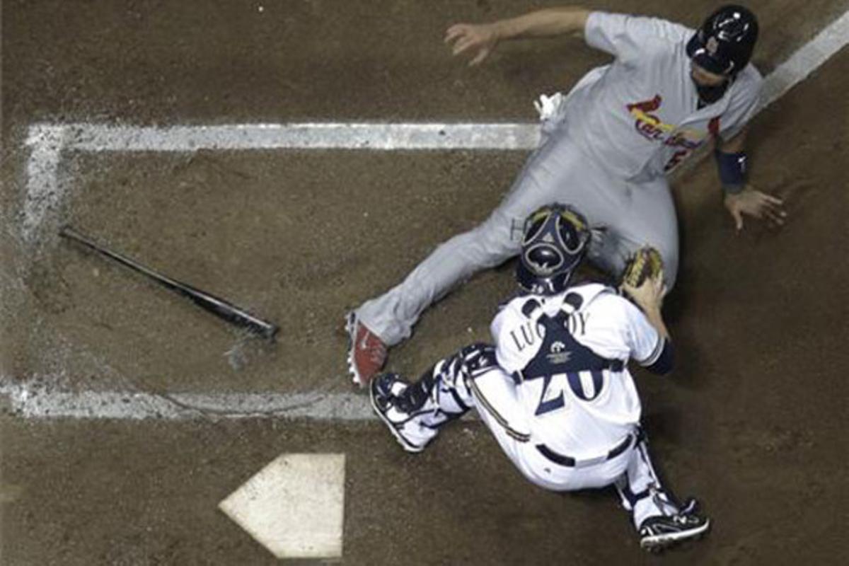 Albert Pujols, del St. Louis Cardinals, s’enfronta a Jonathan Lucroy, del Milwaukee Brewers, durant el primer pertit de la Lliga nacional de beisbol als Estats Units.