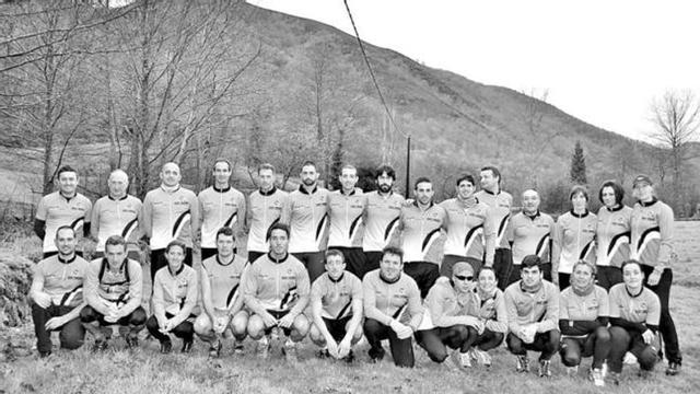 Los componentes de la asociación deportiva de Moal en su pueblo, a las puertas de Muniellos.