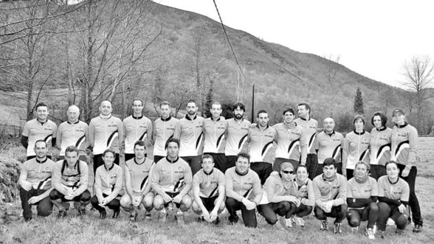 Los componentes de la asociación deportiva de Moal en su pueblo, a las puertas de Muniellos.