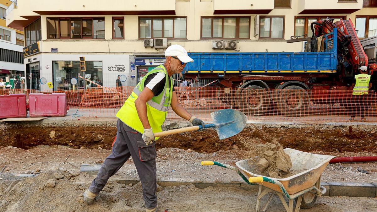 Un operario durante los trabajos en un tramo de la avenida Isidor Macabich de Ibiza.