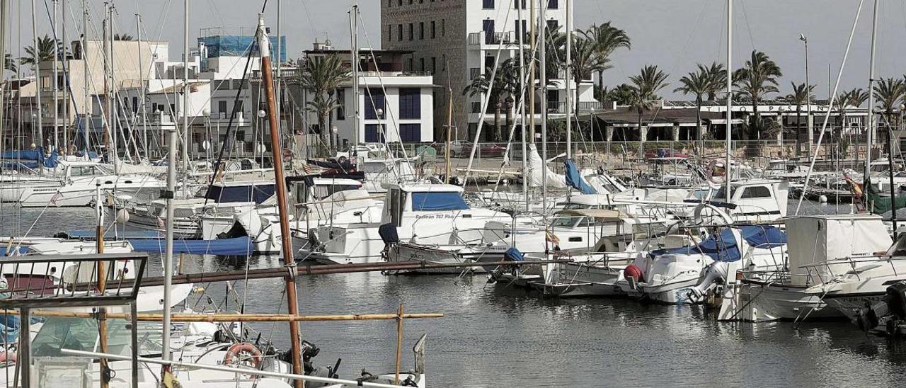 En los principales clubes nÃ¡uticos de Mallorca, las embarcaciones esperan su momento para volver a salir al mar.