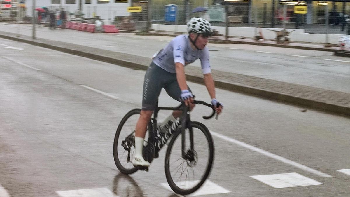 El ciclista canalense Vicent Andrés corriendo bajo una intensa lluvia en Dénia.