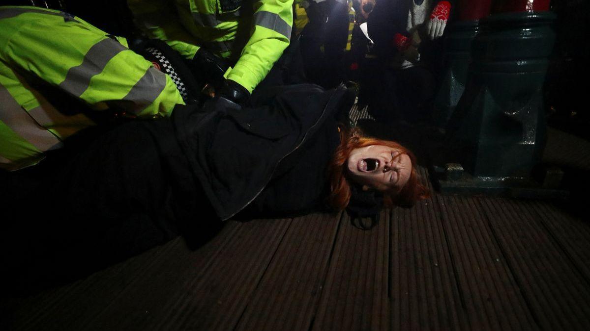 Indignación por la actuación violenta de la policía de Londres en la vigilia por el asesinato de Sarah Everard