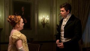 Colin Bridgerton (Luke Newton) y Penelope Featherington (Nicola Coughlan), en ’Los Bridgerton’.