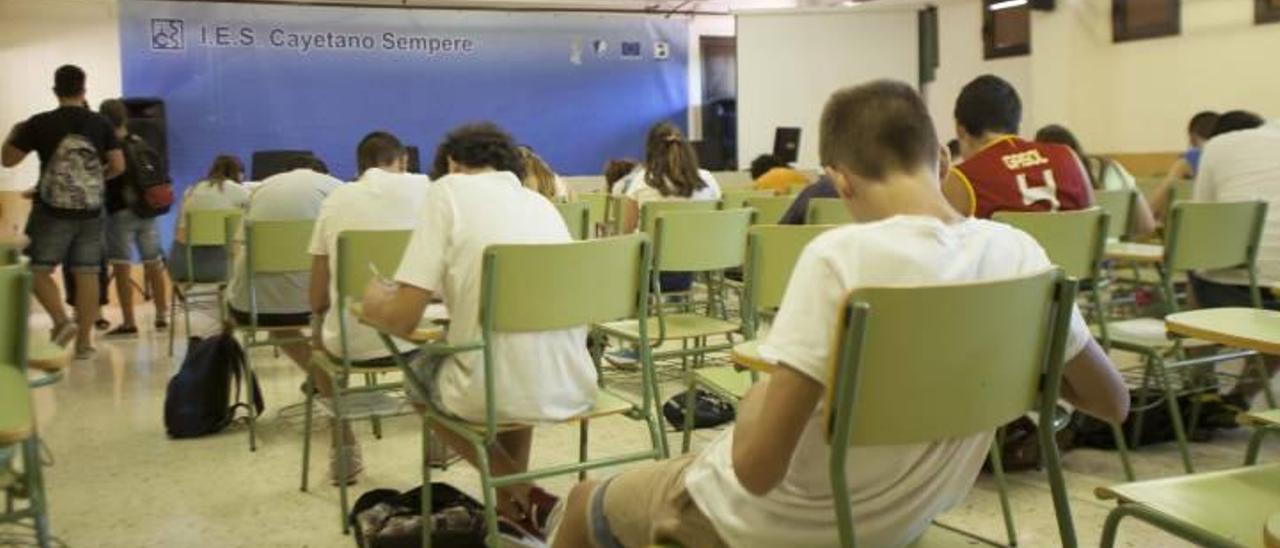 Un grupo de alumnos realizando los exámenes de recuperación de julio en el Instituto Cayetano Sempere