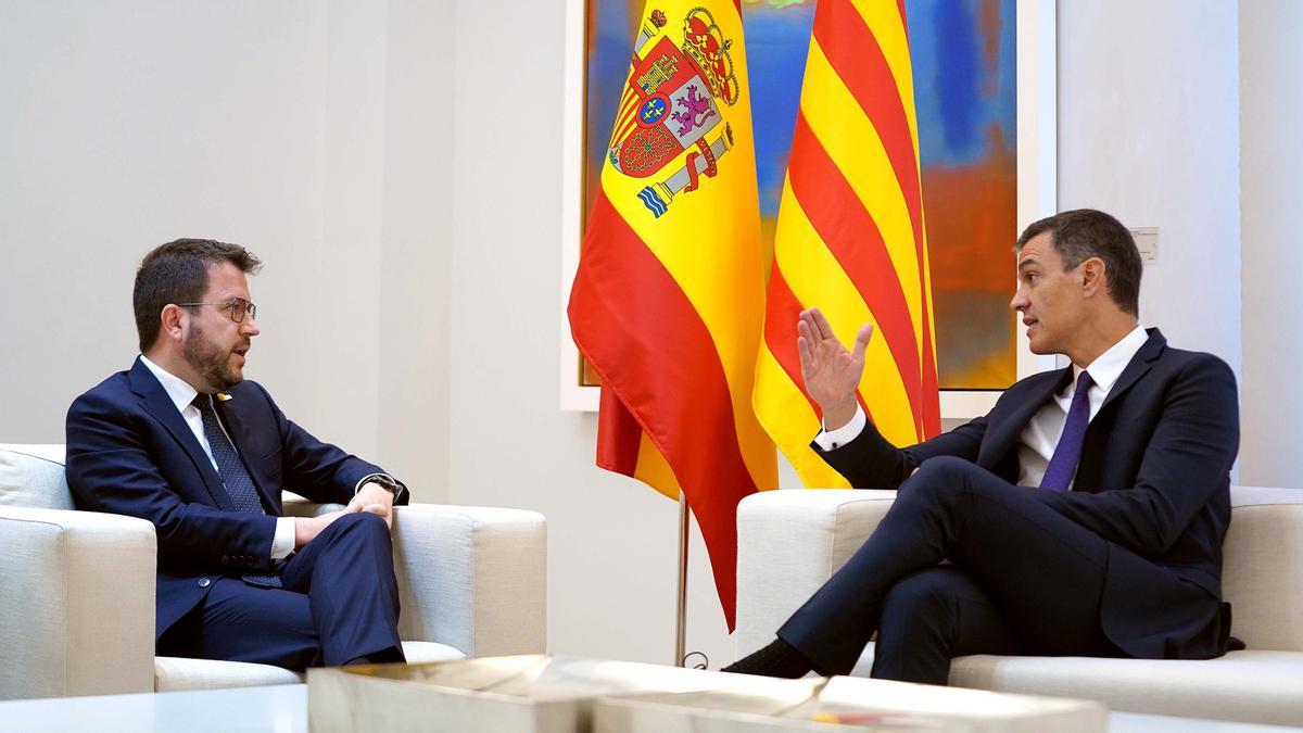 El presidente del Gobierno, Pedro Sánchez, y el 'president' de la Generalitat, Pere Aragonès, durante su reunión en el palacio de la Moncloa, el pasado 15 de julio de 2022.