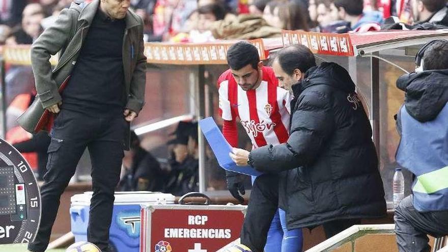 Rubi y su segundo, dando instrucciones a Carlos Castro.