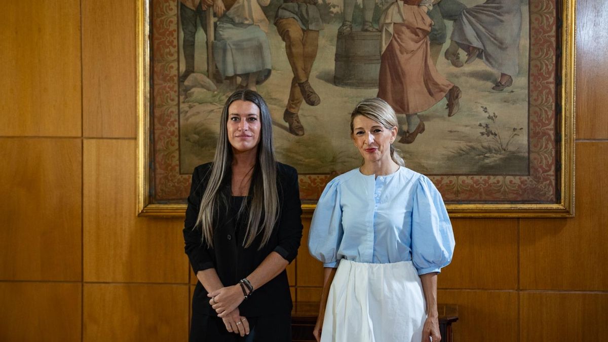 Yolanda Díaz y Míriam Nogueras, durante la reunión para negociar la reducción de la jornada laboral