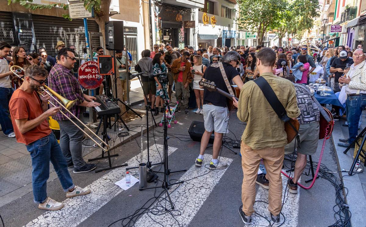 Poeta Quintana llena la calle