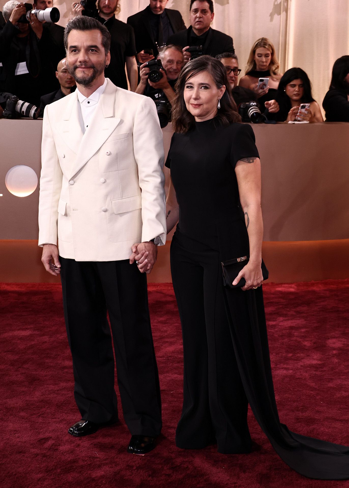 El primer brasileño nominado a mejor actor en drama, Wagner Moura, junto a su esposa, en los Globos de Oro