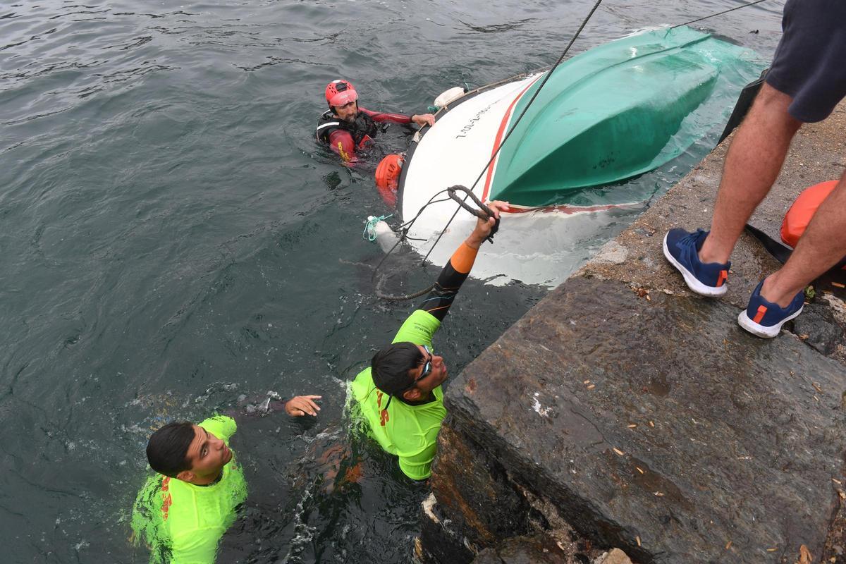 Un fallecido y dos rescatados tras volcar un bote en Suevos