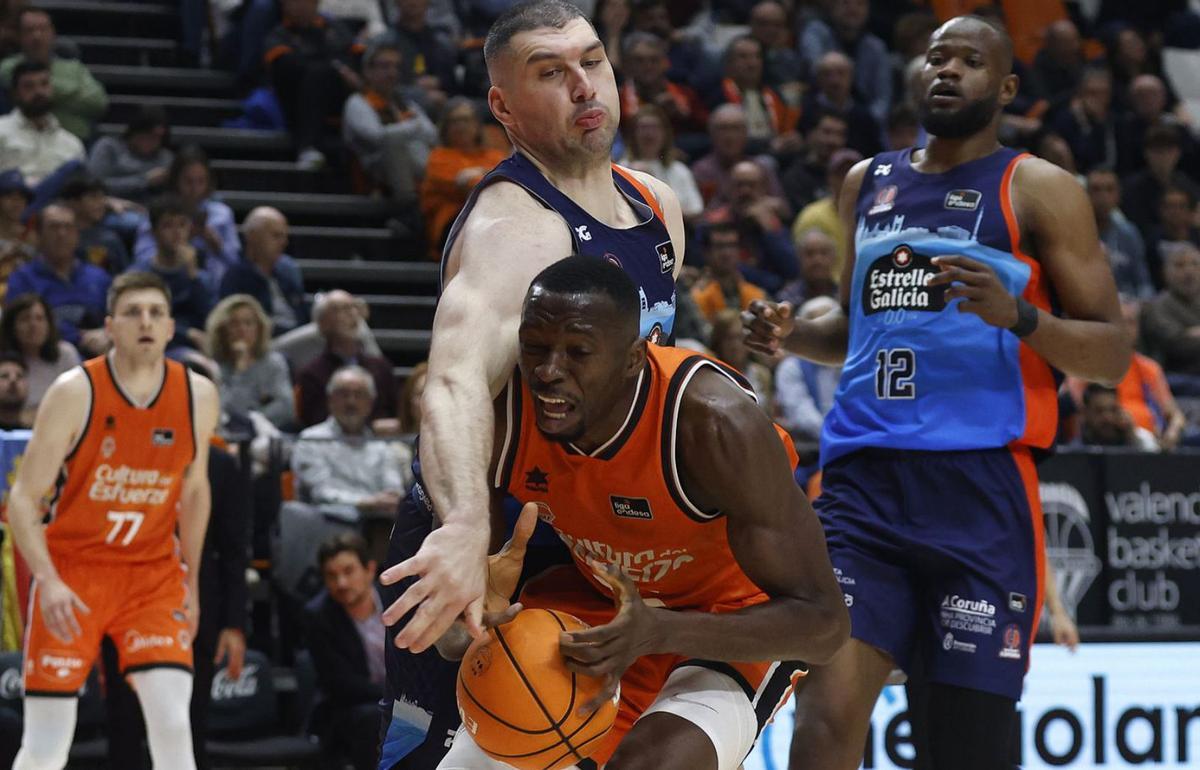 Burjanadze trata de robarle el balón a Brimah en un ataque del Valencia Basket. | ACB Photo