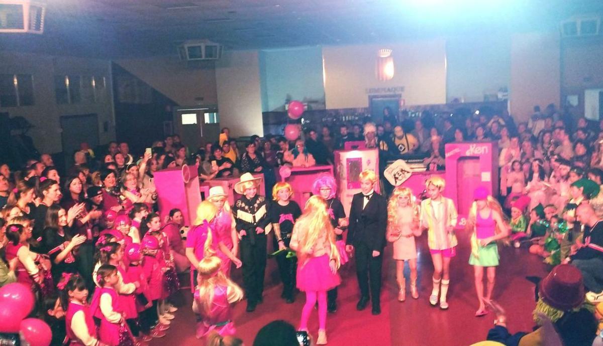 Las Barbies fueron las ganadoras del carnaval infantil en Lumpiaque.  |  