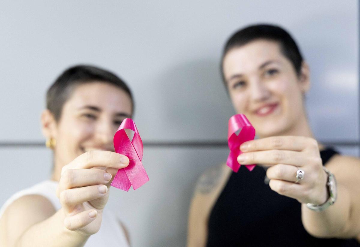 Nerea y Amanda, jóvenes de Alicante con cáncer de mama, cuentan su experiencia sin perder la sonrisa