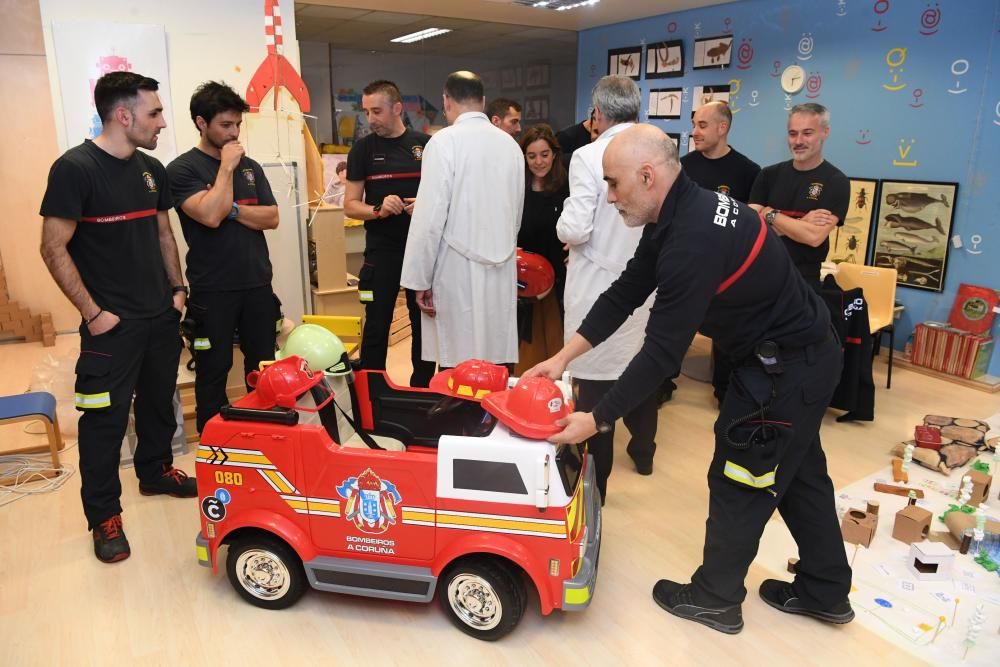 Los bomberos donan una camilla a los niños del Materno Infantil