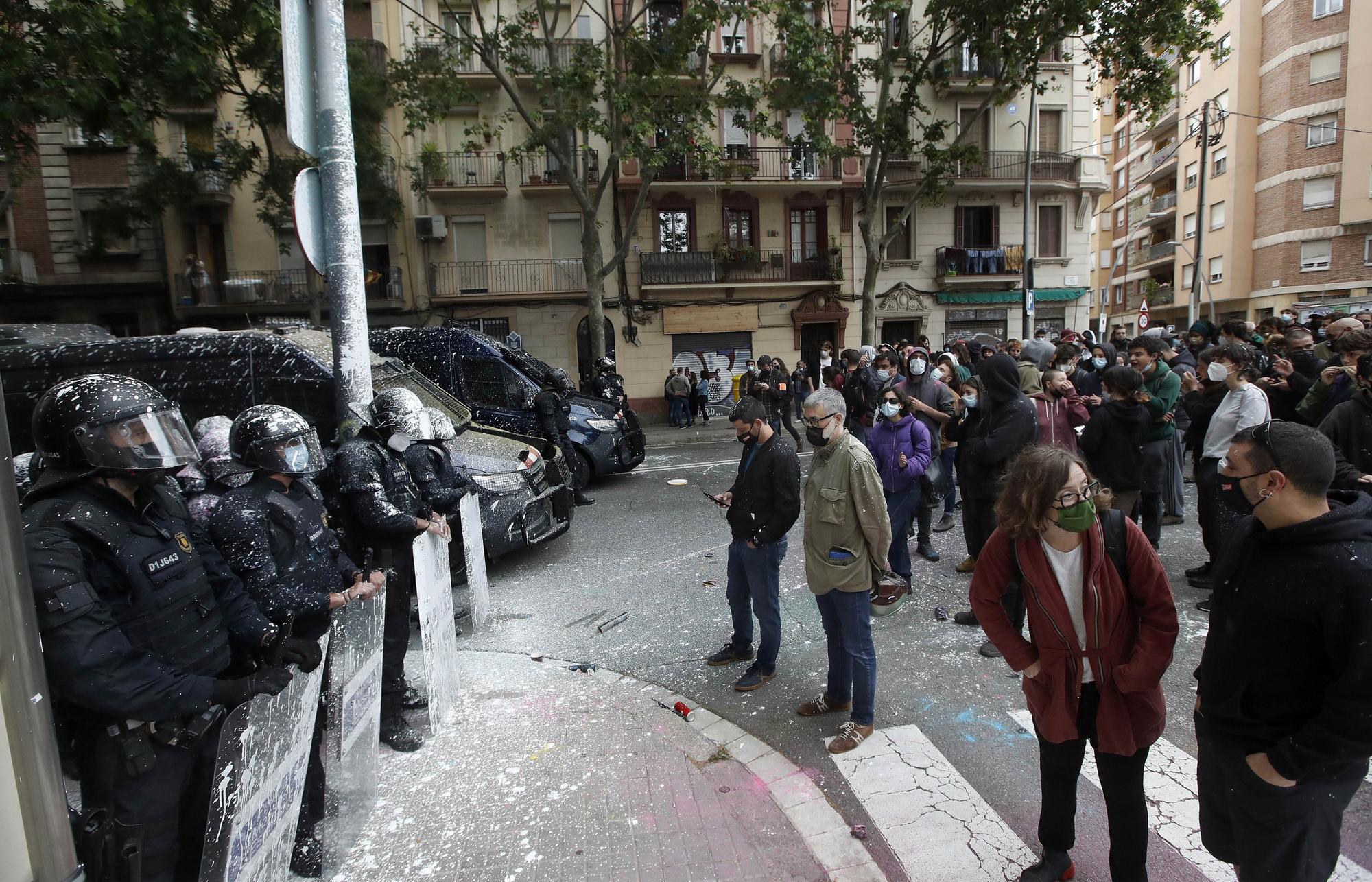 Càrrega policial i llançaments d'objectes i pintura en un desnonament a Barcelona