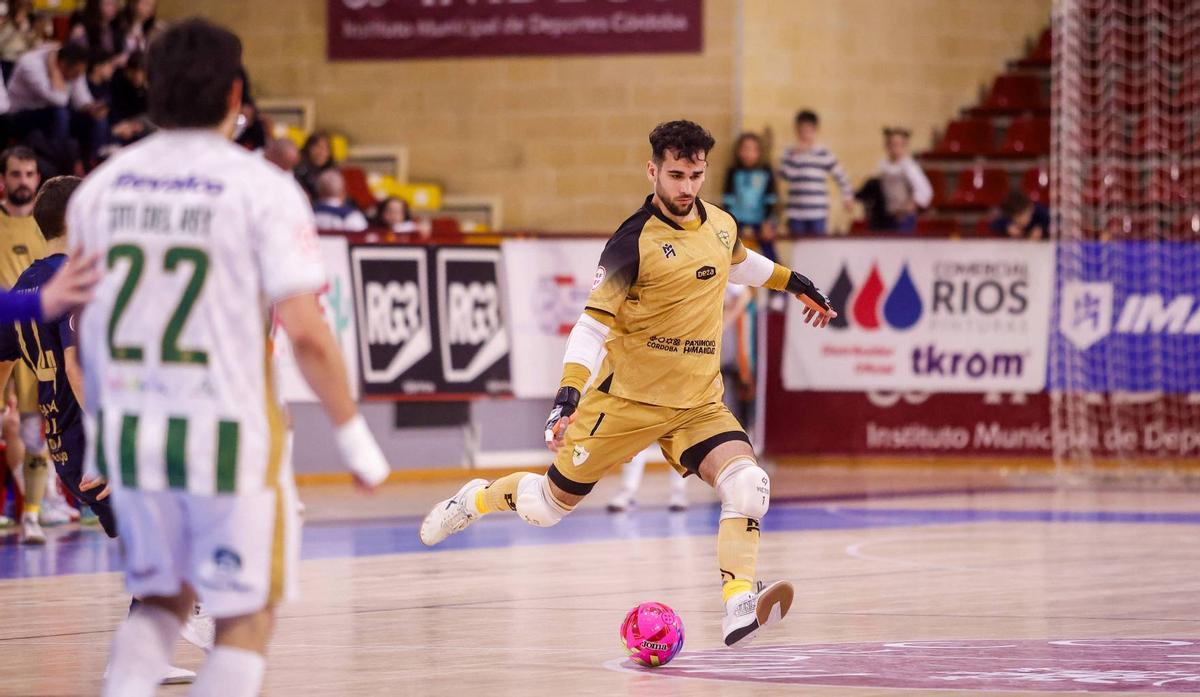 El portero cordobés Víctor golpea un balón.