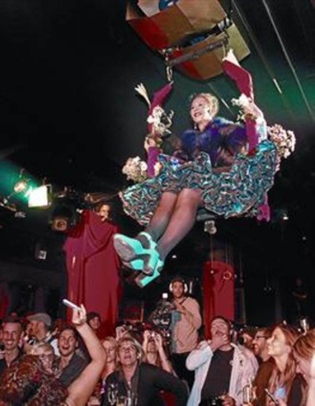 Karmele Marchante, al trapezi dijous a la nit en la inauguració de Cabaret Berlín.