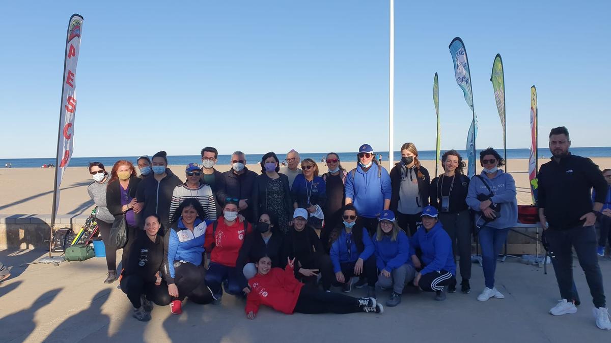Las participantes y asistentes del primer Open de Pesca femenino de Alboraya.