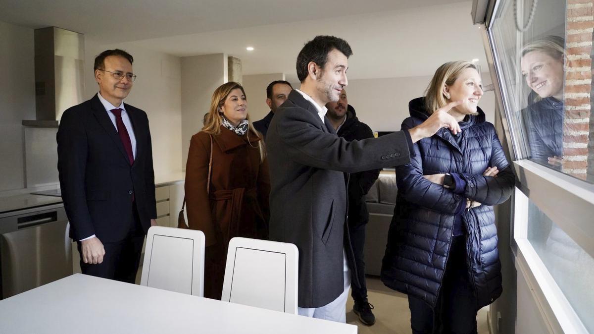 La vicepresidenta de la Junta de Castilla y León, Isabel García Blanco, visita el proyecto «Viviendas en Red».   | LETICIA PÉREZ / ICAL