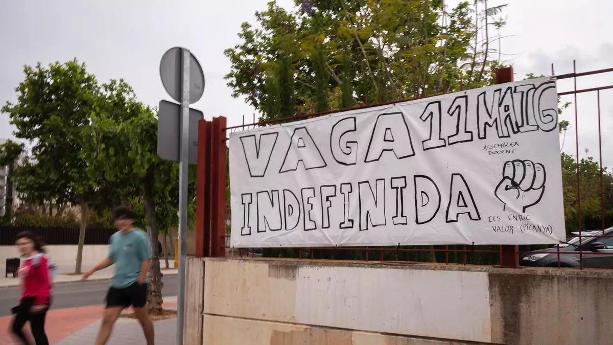 Los docentes se preparan para la huelga con encierros en los centros y pancartas.
