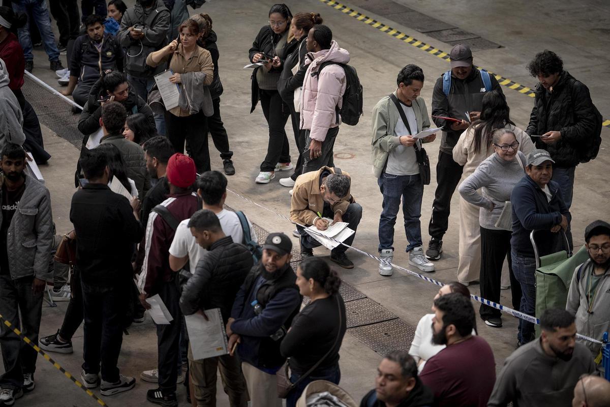 Unas 3000 personas migrantes hacen cola en La Farga de L'Hospitalet para pedir la regularización