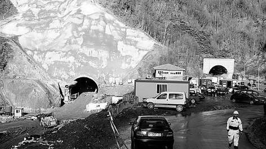 A la izquierda, la boca del nuevo túnel de El Cadaval, con el túnel actual a la derecha.