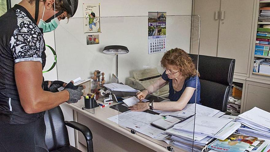 Un ciclista sella en Santa Croya tres pasaportes del Camino de Santiago. J. A. G.