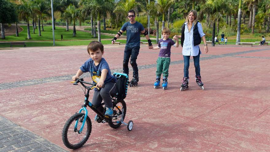 La familia López acude al parque Juan Pablo II a disfrutar de la jornada con los patines y la bicicleta que han traído los Reyes Magos.