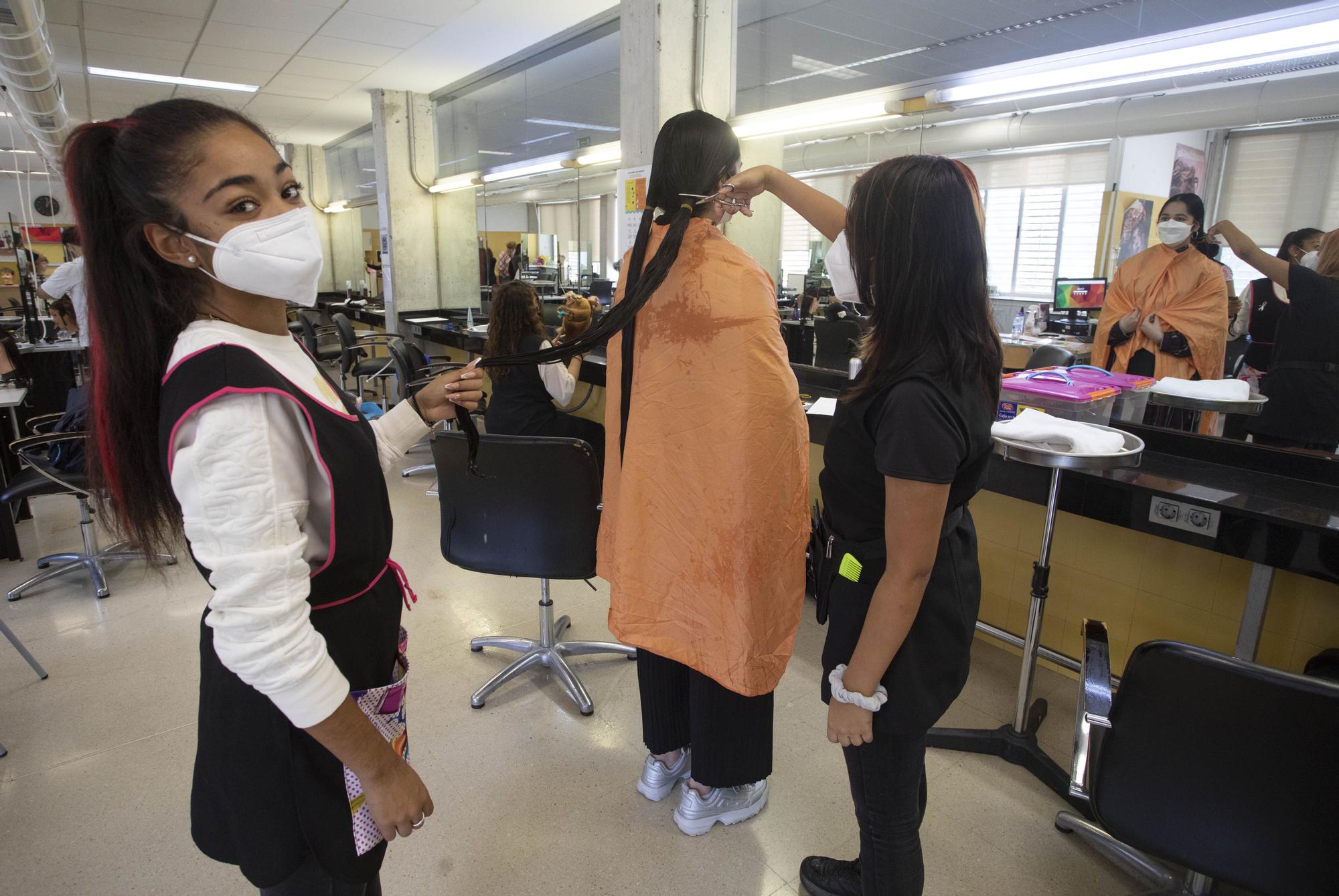 Estudiantes del IES Cabanyal cortan el pelo para una donación solidaria