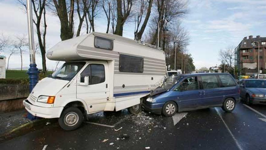 Otro llamativo accidente múltiple de un turismo contra una autocaravana en Samil.