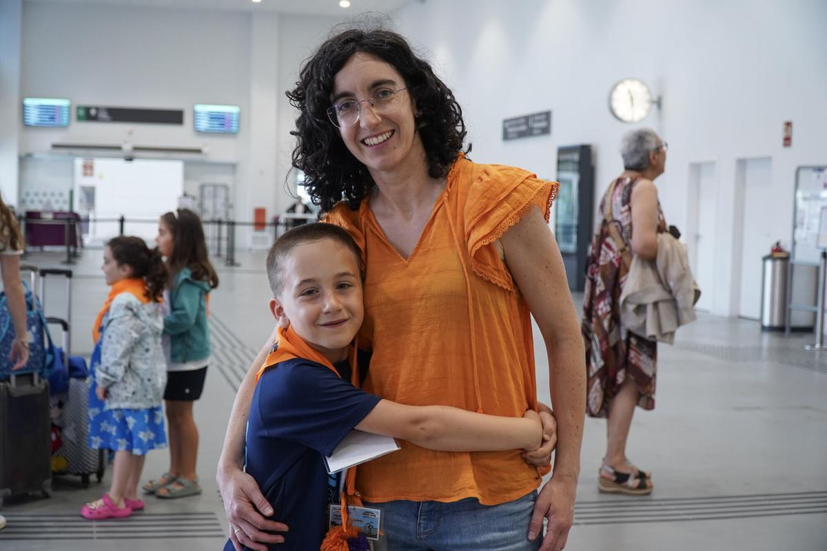 Pili González y su hijo Juan, usuarios de la estación de tren de A Coruña.