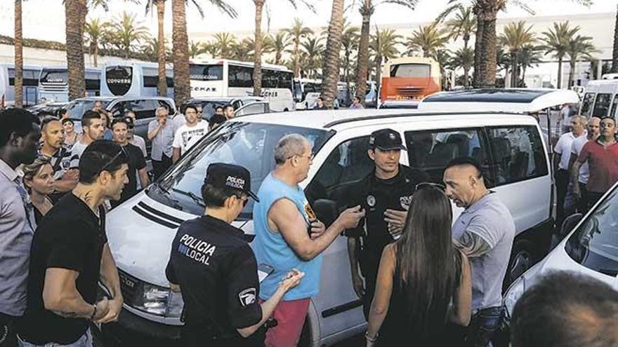 Imágenes del conflicto vivido entre empresas de microbuses y taxistas el 25 de mayo de 2017.