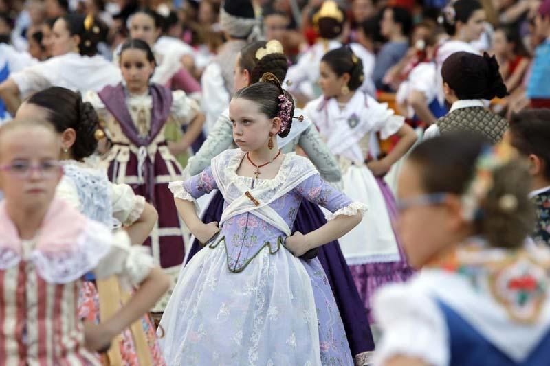 Dansà infantil en la plaza de la Virgen