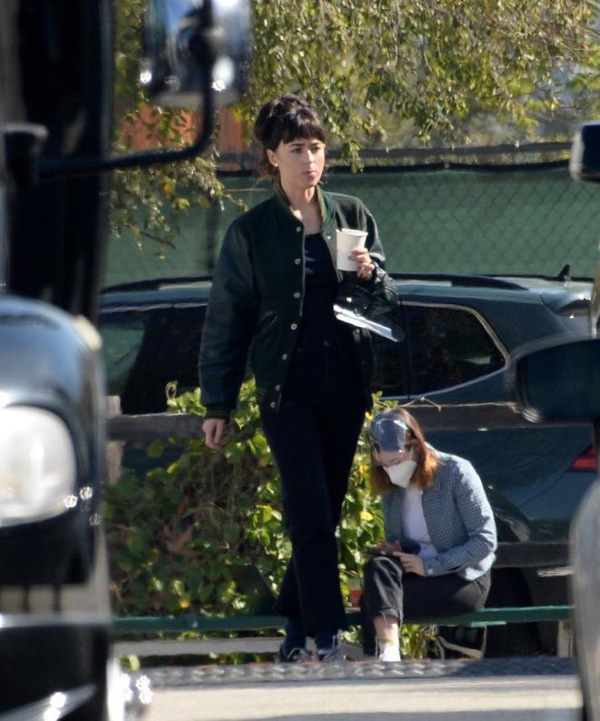 Dakota Johnson con una bomber en Los Ángeles.