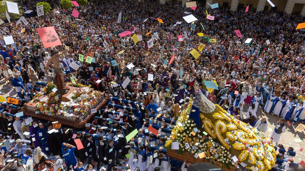 Lluvia de aleluyas en el encuentro para despedir la Semana Santa en Alicante