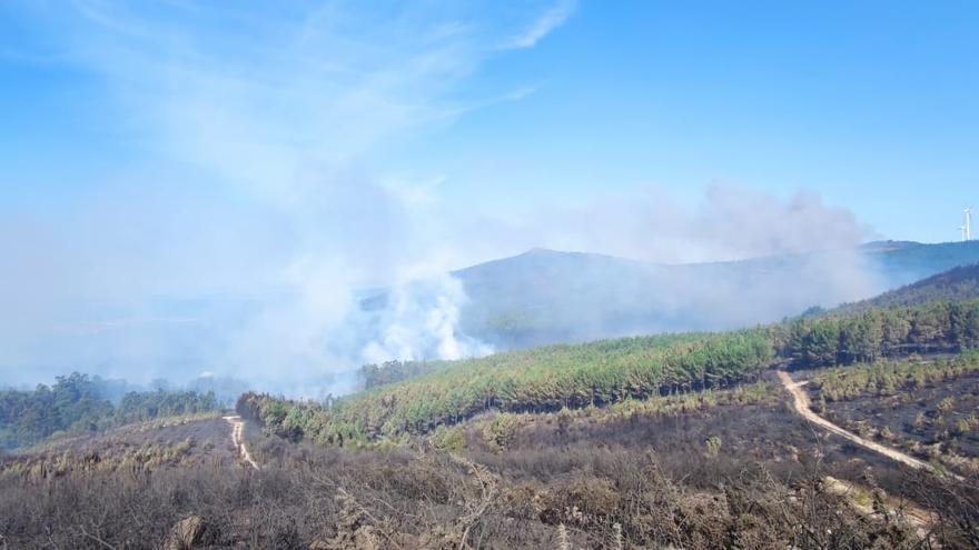 Monte quemado por el incendio en los montes entre Caldas y Vilagarcía