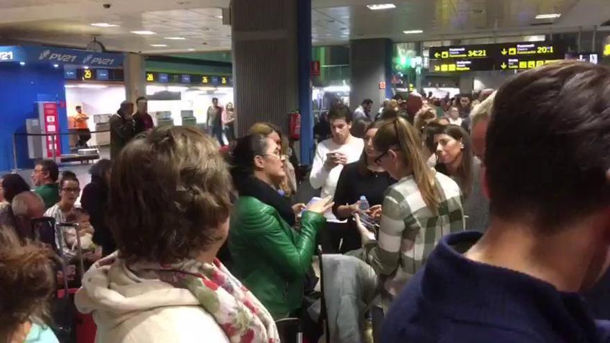 Los vuelos cancelados dejan a cientos de pasajeros atrapados en Manises