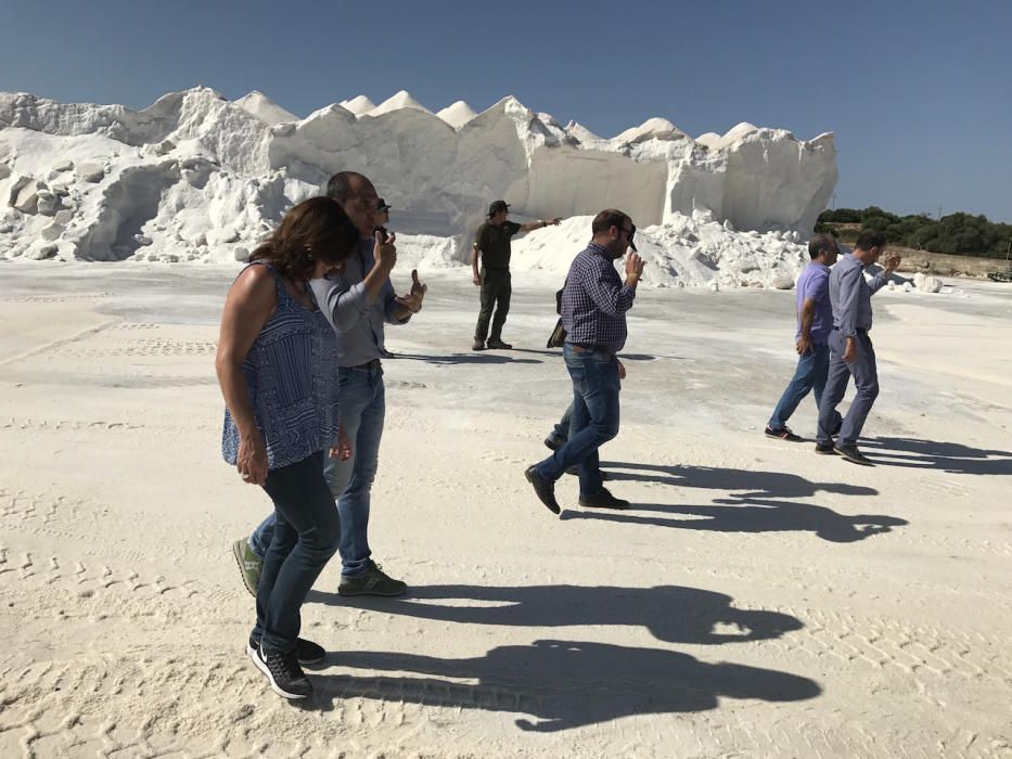 La presidenta Francina Armengol y el conseller Vicenç Vidal visitan el nuevo parque natural de es Trenc