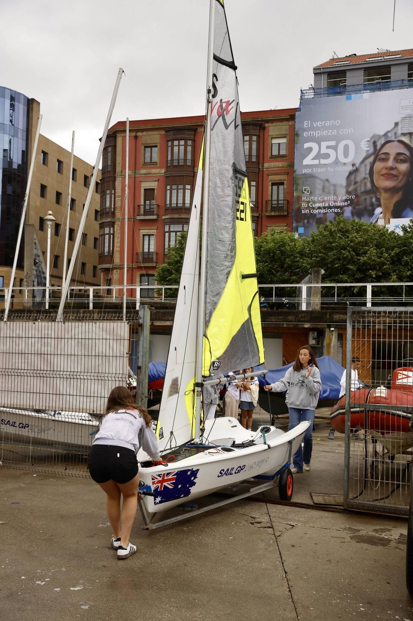 Todo listo en Gijón para la escala de la Princesa Leonor con el Elcano: así lo viven las alumnas del Club de Regatas (en imágenes)