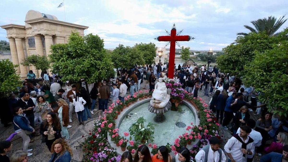 Cruz de Mayo instalada en el Triunfo de San Rafael, esta tarde noche
