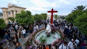 Cruz de Mayo instalada en el Triunfo de San Rafael, esta tarde noche