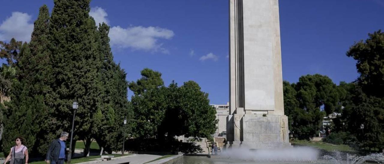 La demolición del monolito y del estanque dará paso a una explanada de unos 800 metros cuadrados.