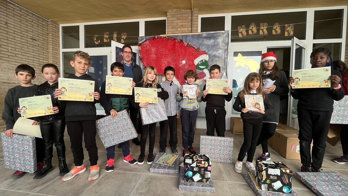 Juan Murillo, de Equipe Cerámicas, con los premiados en el concurso de Dibujos.