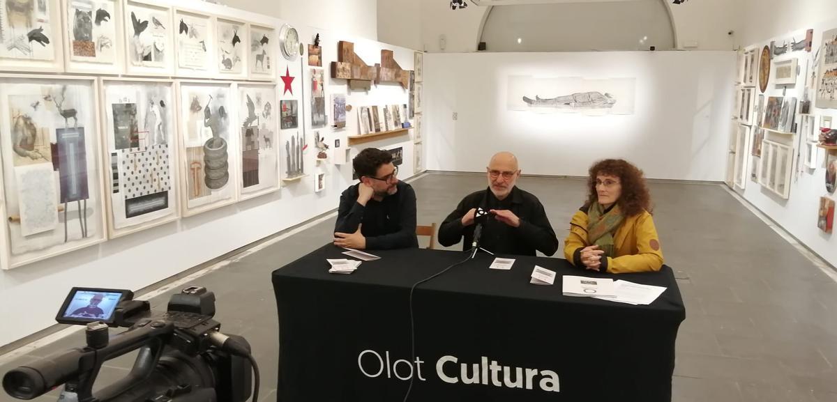 Quim Domene presentant l'exposició amb Josep Quintana i Montserrat Mallol.