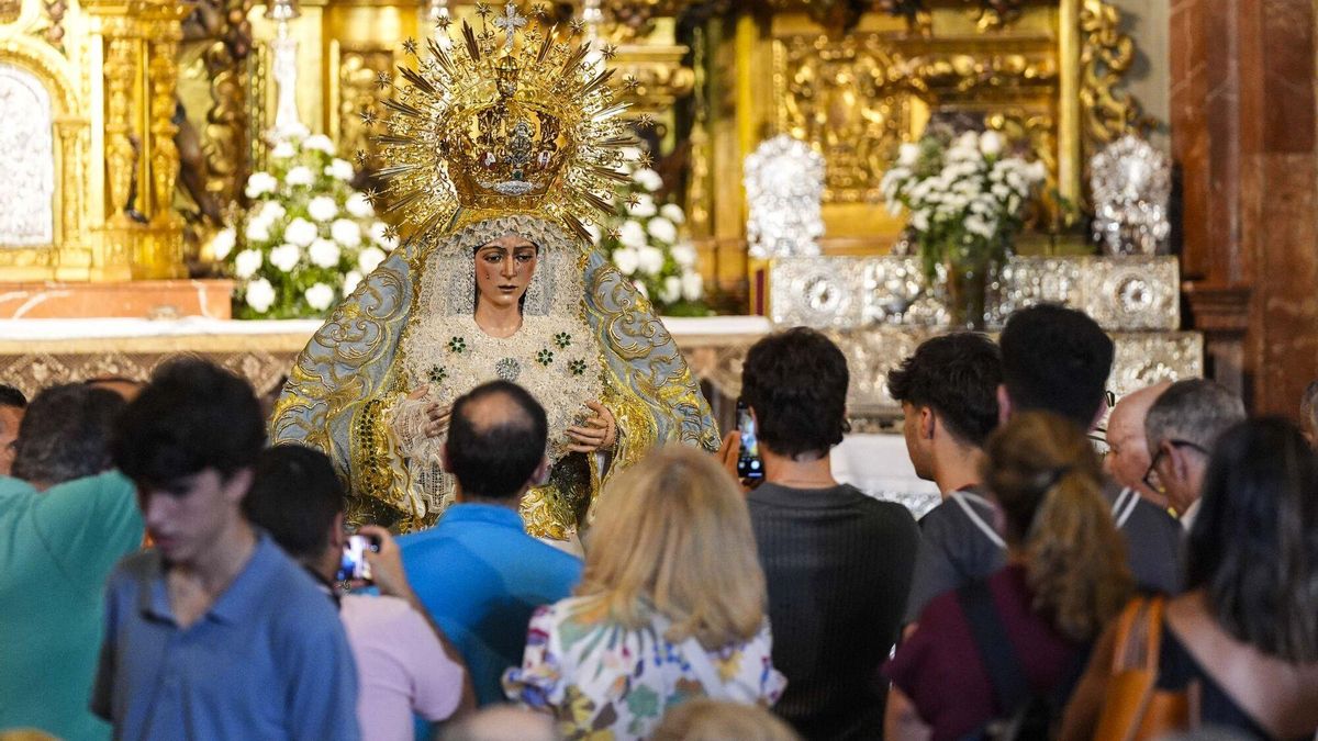 Imágenes de la veneración de Nuestra Señora de la Esperanza Macarena tras la actuación de mantenimiento y conservación.