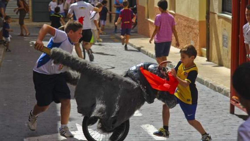 Uno de los valientes corredores llamando la atención del carretón.